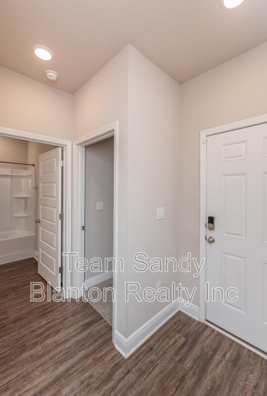 Foto del edificio - 7584 Burnside Lp