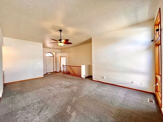 Foto del edificio - Spacious 3bed/ 3 bath Townhome with Privat...