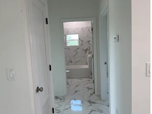 Foto del edificio - MOVE IN READY-NEWER CONSTRUCTION 3/2 LEHIG...