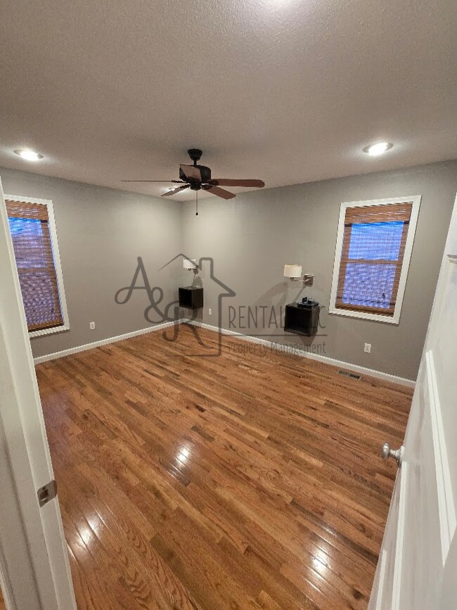 Foto del edificio - 301 E 7th St