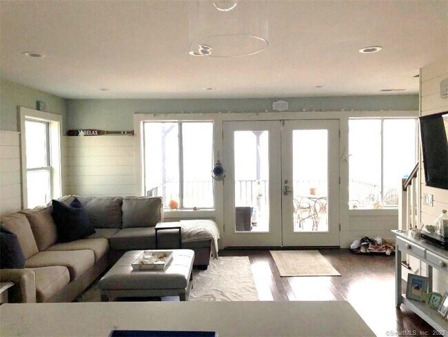 Foto del edificio - 1001 Fairfield Beach Rd