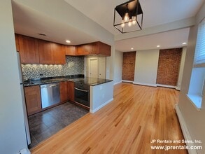 Building Photo - 390 Riverway