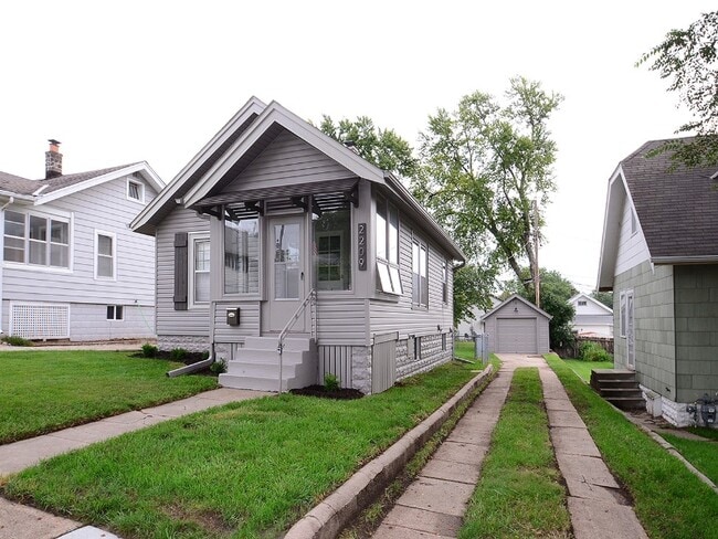 Building Photo - 2209 S 59th St