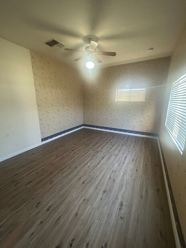 Building Photo - Discover a comfortable Country property in...