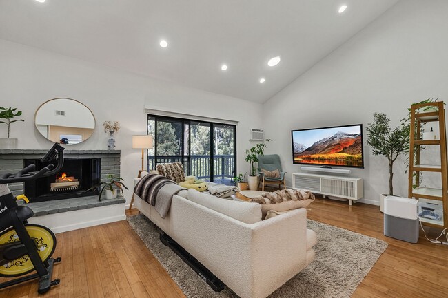 Building Photo - Large, Remodeled 3Bed/2.5Ba Townhome in Ha...