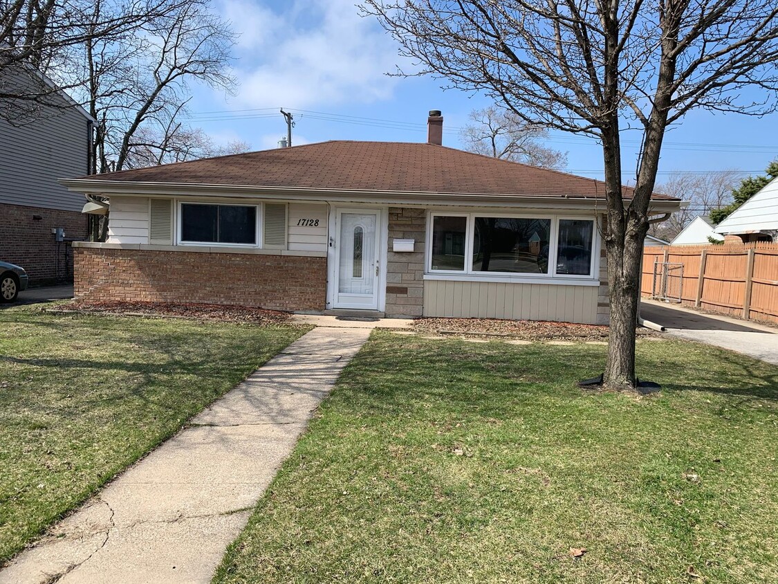 Primary Photo - Two bedroom Ranch Style home in Lansing, I...