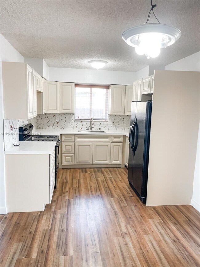 Foto del edificio - 511 SW 120th Ave