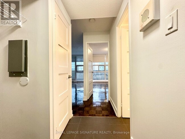 Building Photo - 33 Isabella St