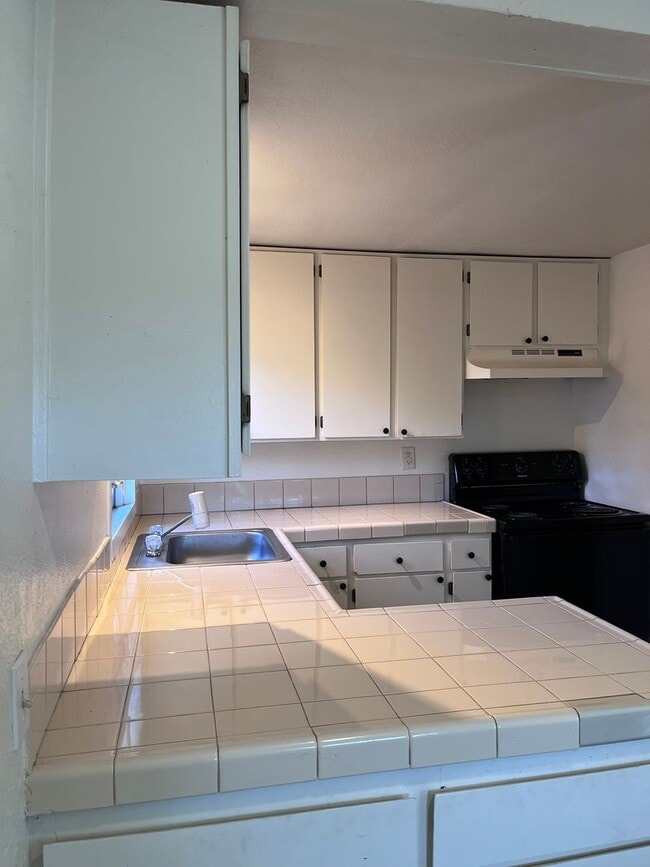 Building Photo - 2 STORY ONE BEDROOM APARTMENT IN PENRYN!