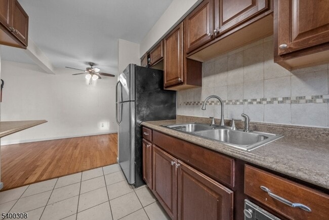 Building Photo - 401 US-22