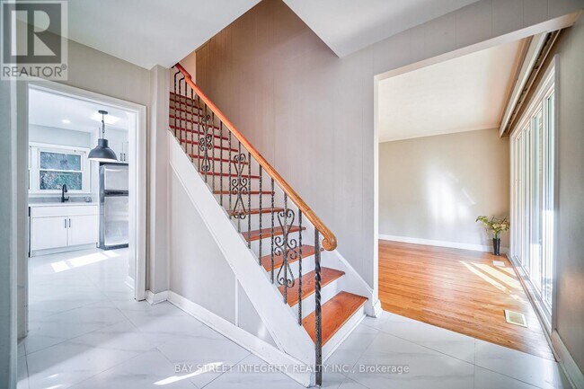 Building Photo - 63 Rossburn Dr