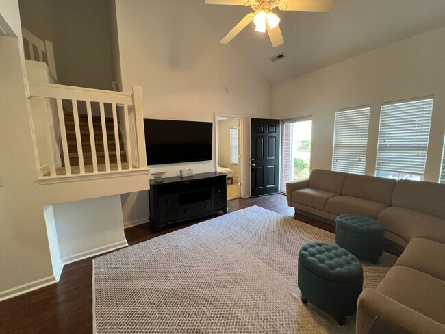 Foto del edificio - 2 Bedroom 2.5 Bath Furnished Townhome in Beresford Commons