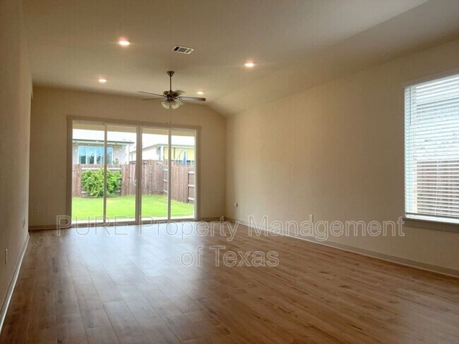 Foto del edificio - 2201 Bobtail Pass