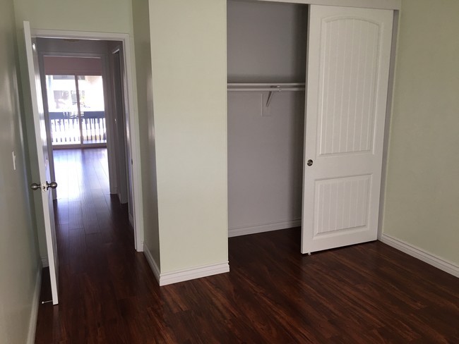 guest bedroom - 643 S Prospect Ave