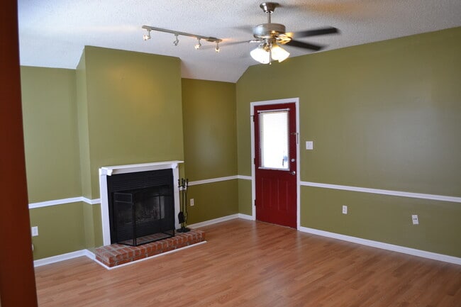 Foto del edificio - Location! Location!  3 bedroom, 2 bath, Ga...