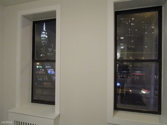 Building Photo - 400 W 48th St