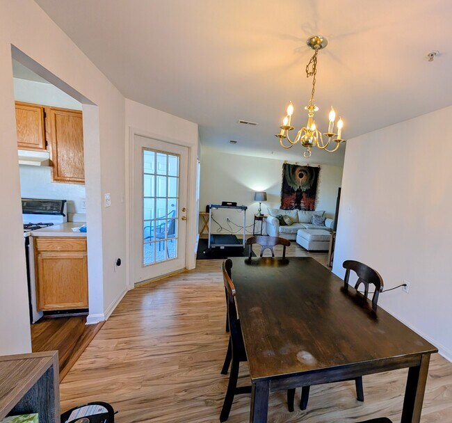 Comedor - 9810 Leatherfern Ter