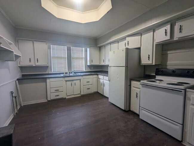 Building Photo - 3 Bedroom Home Available Now