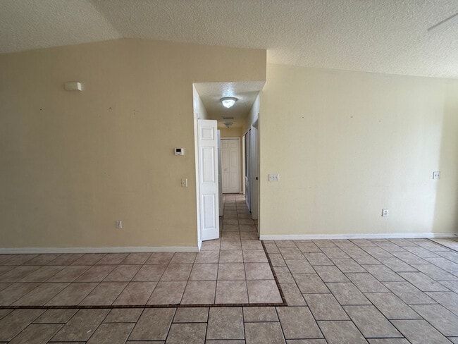 Foto del edificio - 731 Squirrel Ct