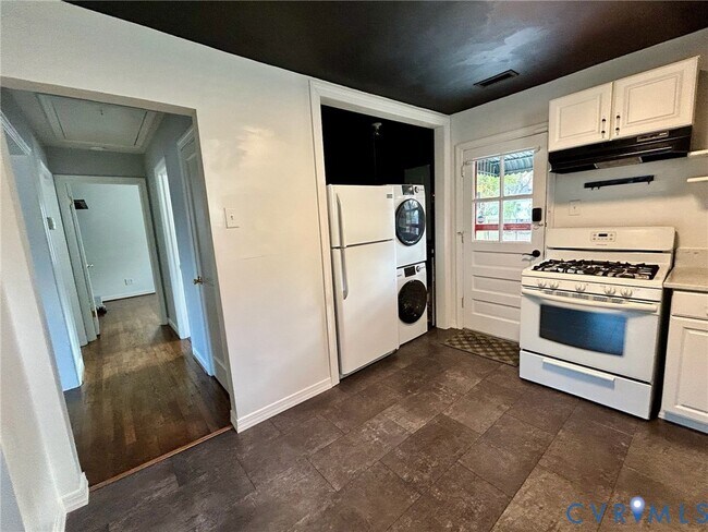 Building Photo - 910 Forest View Dr