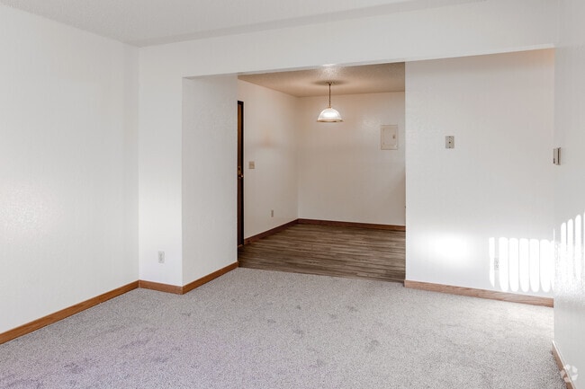 1BR, 1BA - 636SF - Kents West Apartments