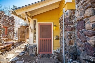 Building Photo - 907 W Summit Ave