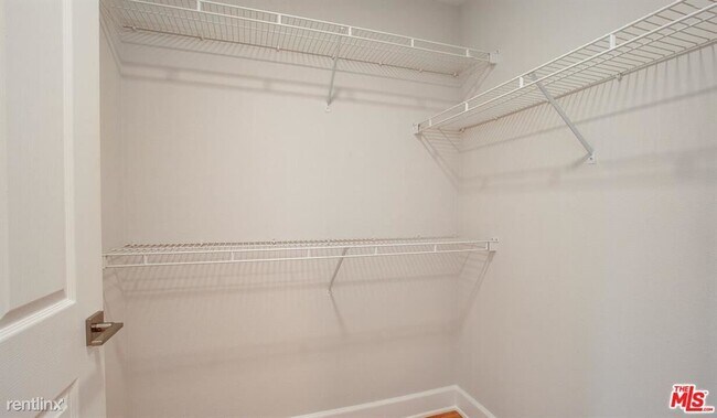 Building Photo - 2 br, 2 bath Condo - 5553 W 6th St Apt 2312