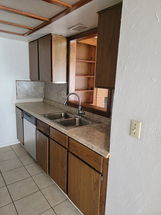 Building Photo - 8112 Azalea Ave