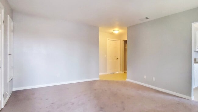 Building Photo - 1554 Border Ave