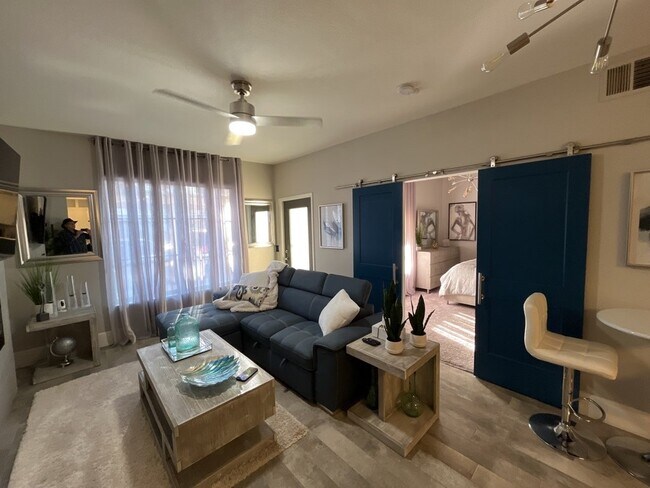 Building Photo - 1 BEDROOM 1 BATH FULLY FURNISHED CONDO LOC...