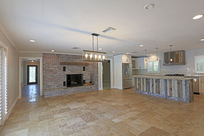 Building Photo - 1352 Shadow Ln