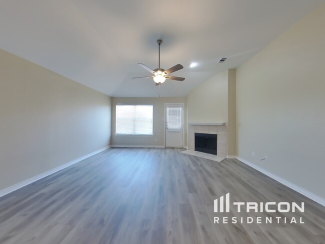 Building Photo - 110 Santa Fe Trail Justin TX