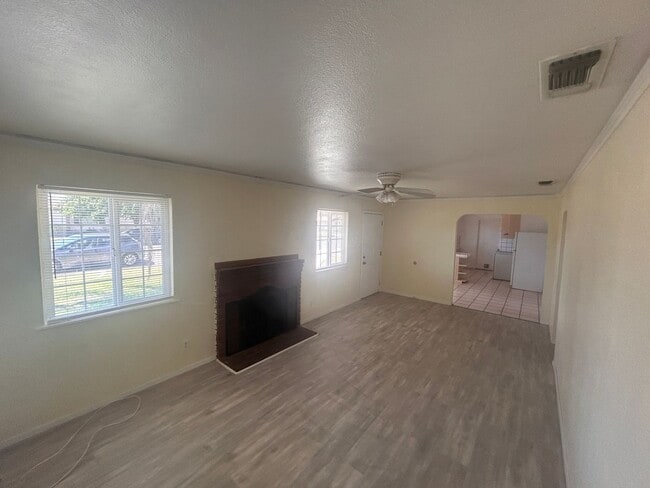 Building Photo - Move in Ready in  Hanford 3 bedroom, 1 bath with large yard!
