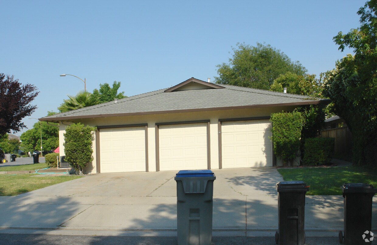 Building Photo - 5895 El Dori Dr