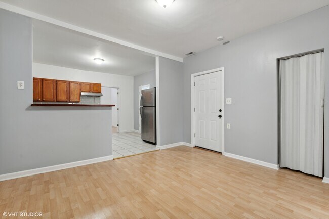 Building Photo - 560 W 18th St