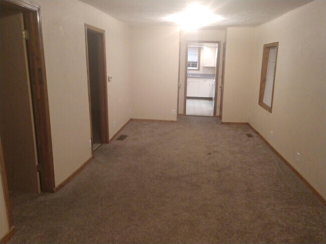 Building Photo - 1321 W Sample St