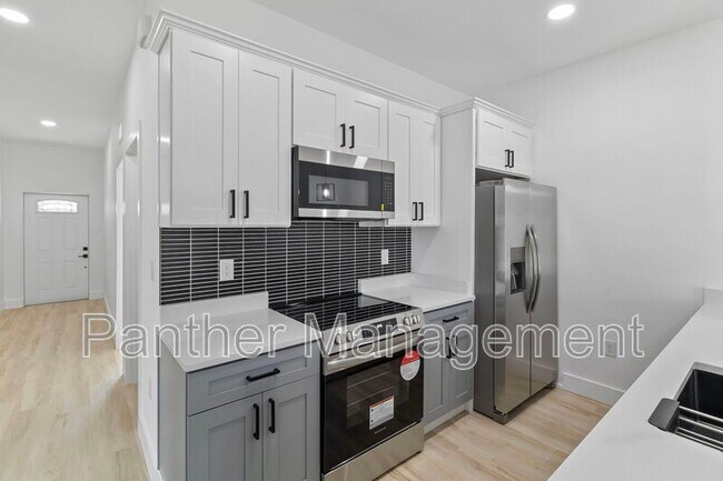Foto del edificio - 8249-8251 Dimstead St