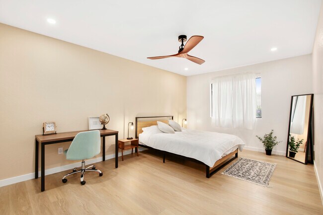 Dormitorio 1 | Planta principal | Cama de matrimonio | Escritorio | Ropa de cama incluida - 1013 S Sunshine Ave
