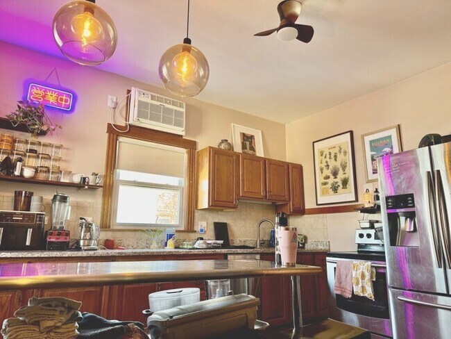 Foto del edificio - 3818 W Diversey Ave