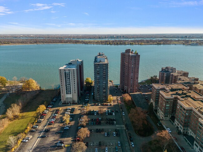 Foto del edificio - 8200 E Jefferson Ave