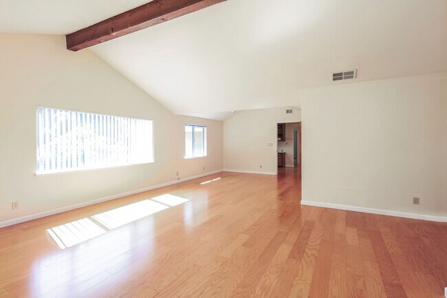 Foto del edificio - Amazing 4 Bedrooms 2 full bathrooms and 2 ...