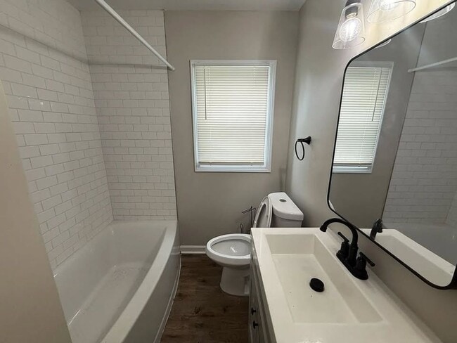 Building Photo - Spacious and Move in Ready
