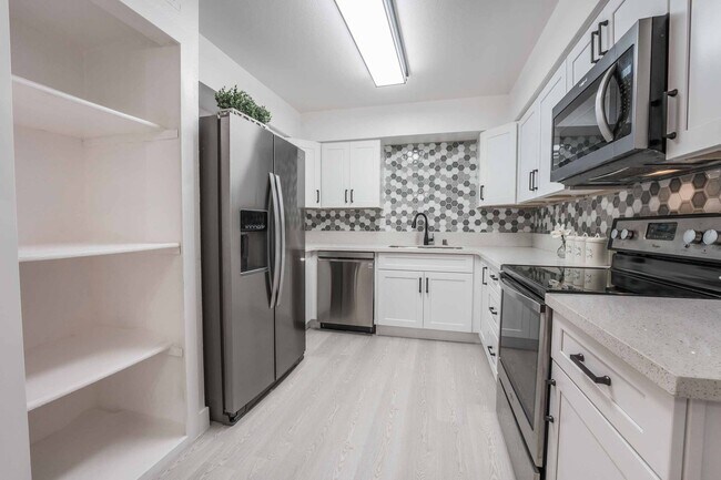 Foto del edificio - Remodeled Desert Shores Condo with Lakesid...