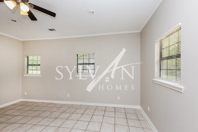 Foto del edificio - Prepare to fall in love with this 4 bedroo...