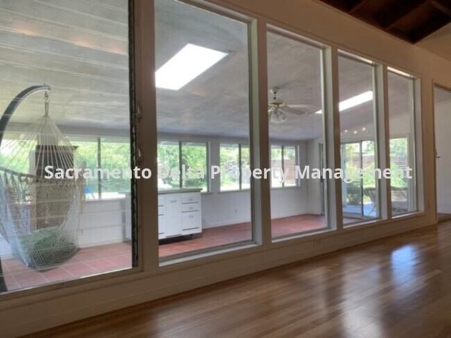 Building Photo - 4031 Hillswood Dr