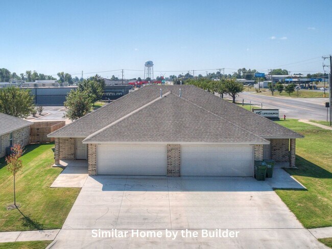 Building Photo - Charming 3-Bed in Yukon - Move-In Ready