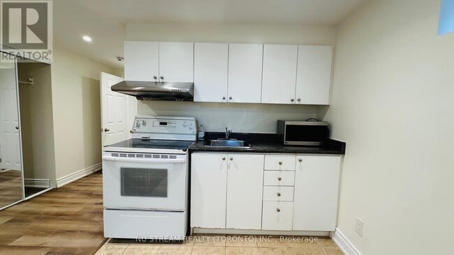 Building Photo - 435 Cummer Ave