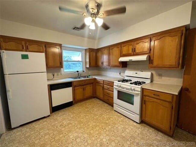 Foto del edificio - Quaint and Refreshed Bungalow in Joe Louis Addition