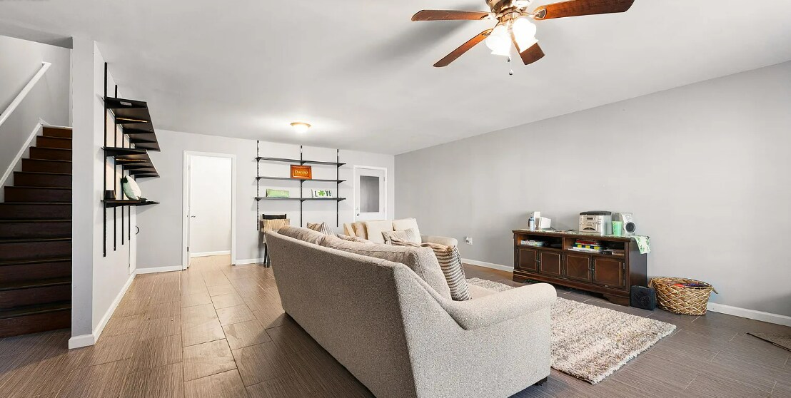 Primary Photo - 209 Townview Dr