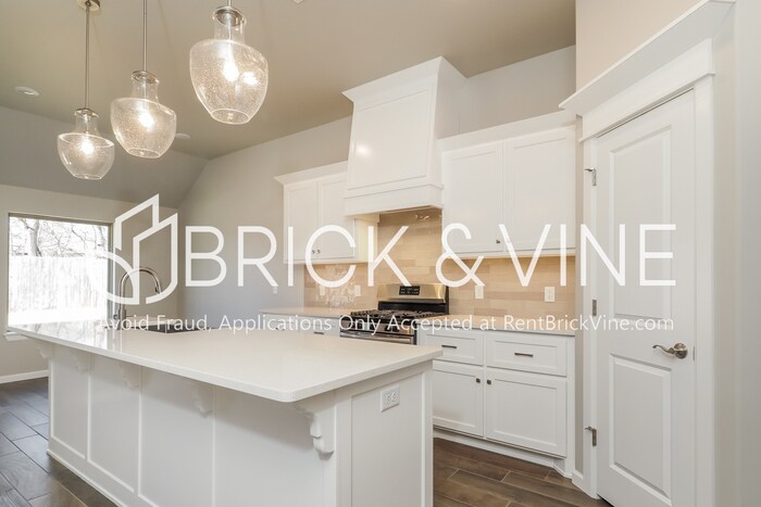 Foto principal - 5209 White Gold Ave